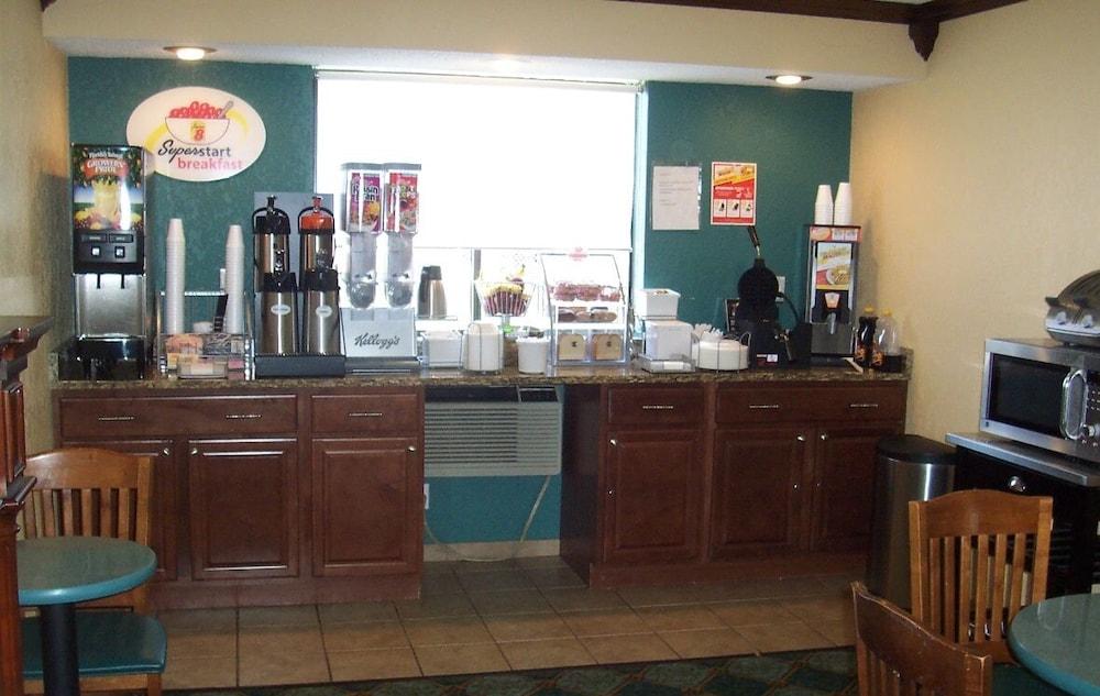 Super 8 By Wyndham Roseville/Detroit Area Kültér fotó
